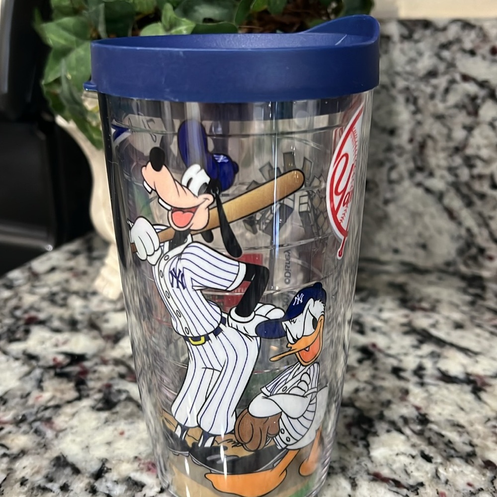 New Tervis NY Yankees Mickey Mouse & friend’s 16oz cup with lid. - Picture 3 of 5